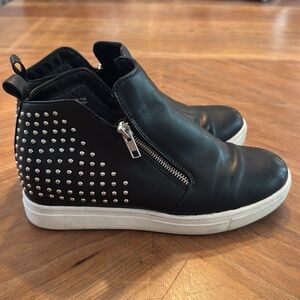 Cushionaire Hollywood Studded Wedge
Sneaker Boots Black 7.5